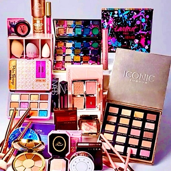 This Season’s Hottest Beauty Box: 6 Full-Size & 3 Deluxe Makeup Items - Picture 3 of 7
